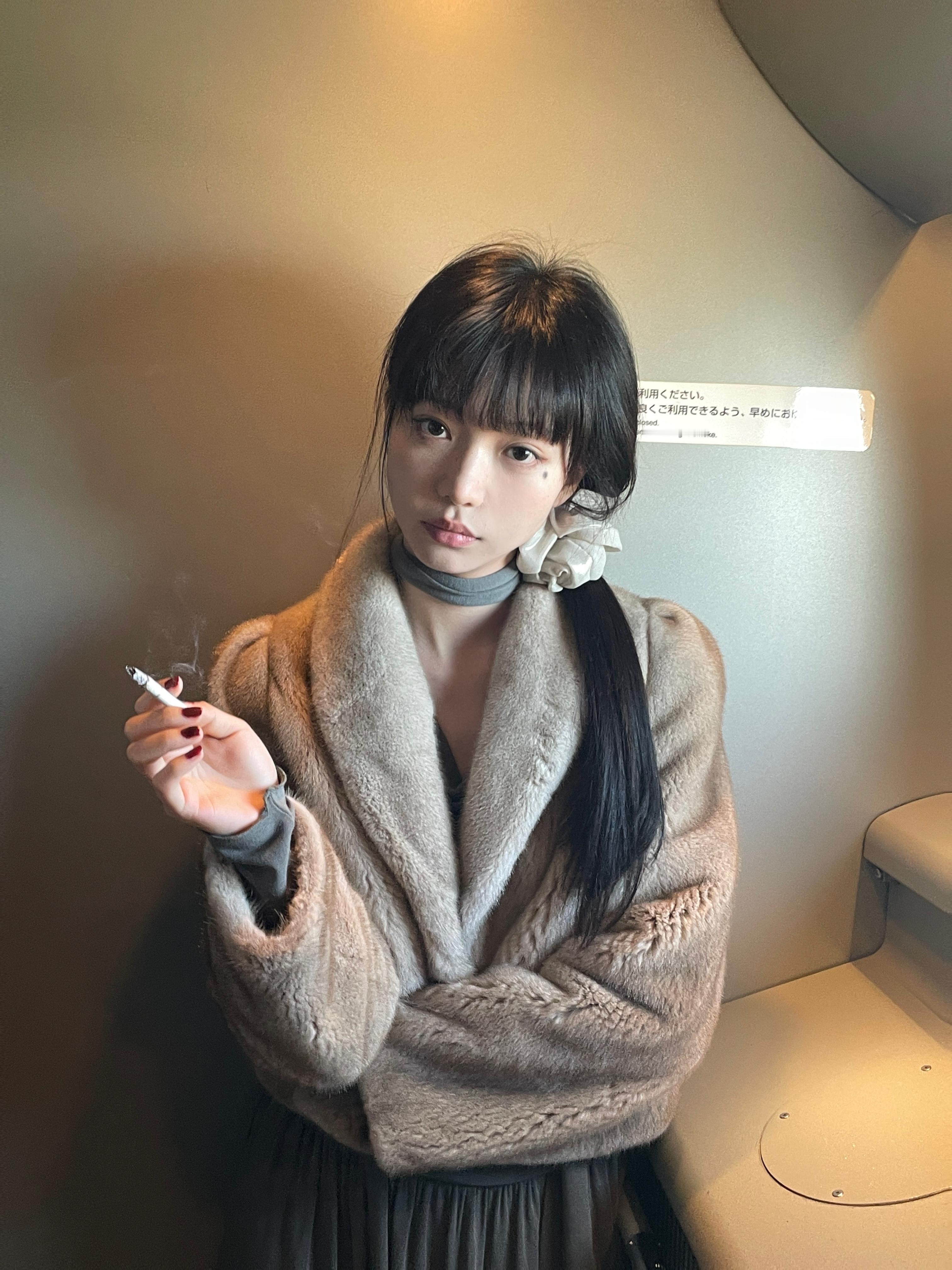 有心事的小姐姐 ​​​