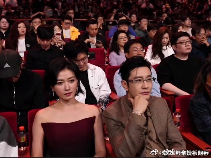 黄晓明万茜同框黄晓明今年二战考博黄晓明与万茜同框气场拉满，沉稳与优雅碰撞出高级质