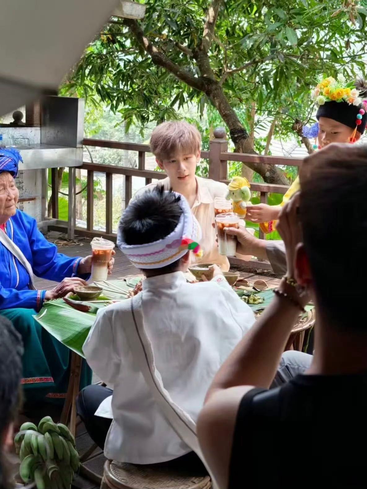 胡先煦又换新发色了每一次发色更新都是颜值暴击，路透生图封神，少年感与氛围感兼具，