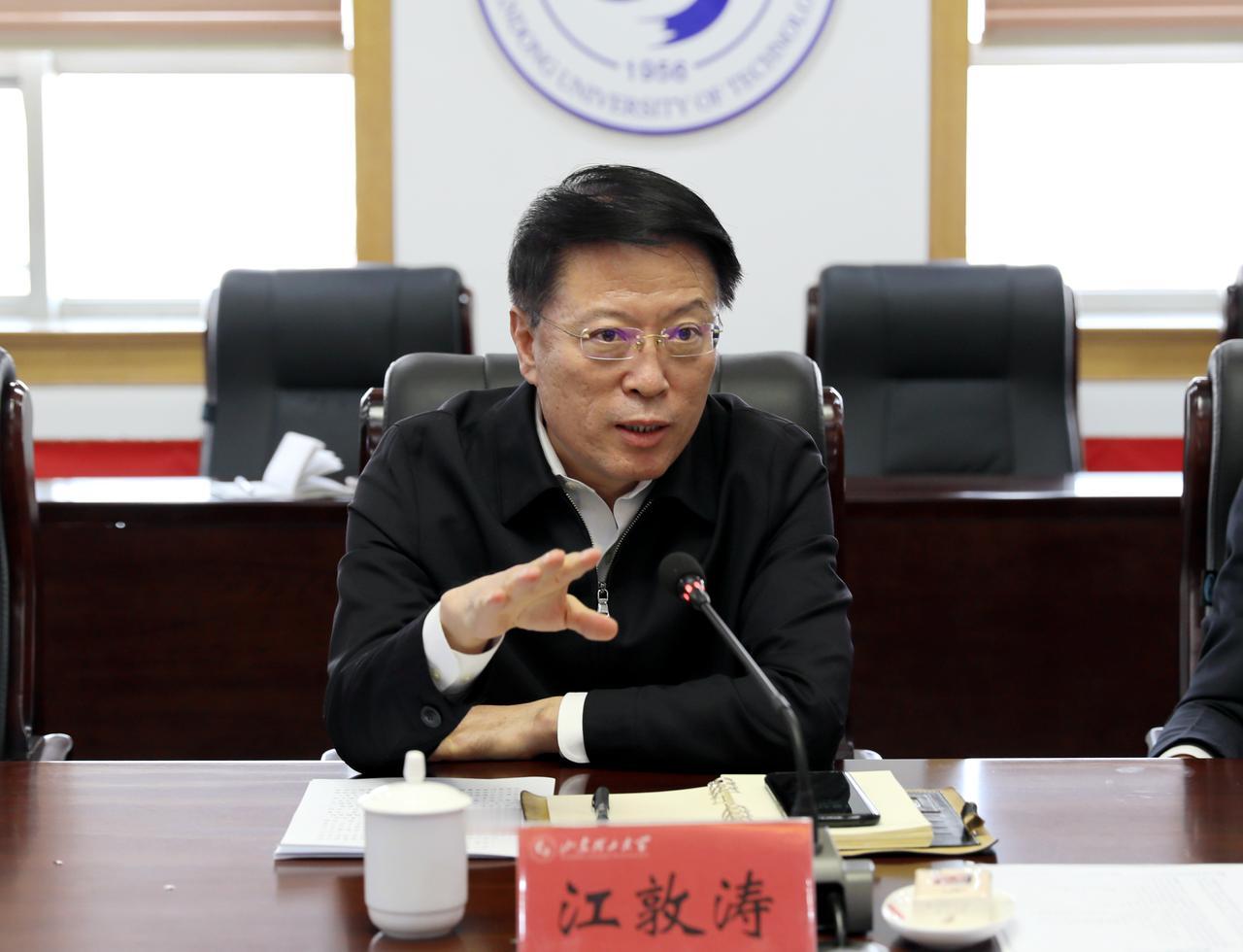 落马半年之后，江敦涛被“双开”，其违法违纪的问题也得以披露。

除了落马干部常见