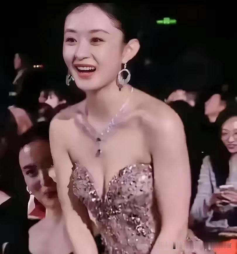 觉得赵丽颖这身抹胸长裙的好看。真的是好美好漂亮！看着好喜欢。真的好喜欢宝藏女孩赵