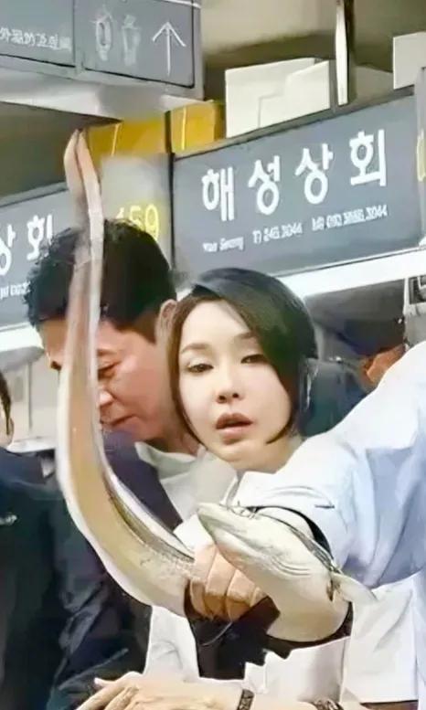 韩国第一夫人肯定囤盐了！
这惊愕的表情透露了她内心的想法，估计这条鳗鱼她不敢吃。