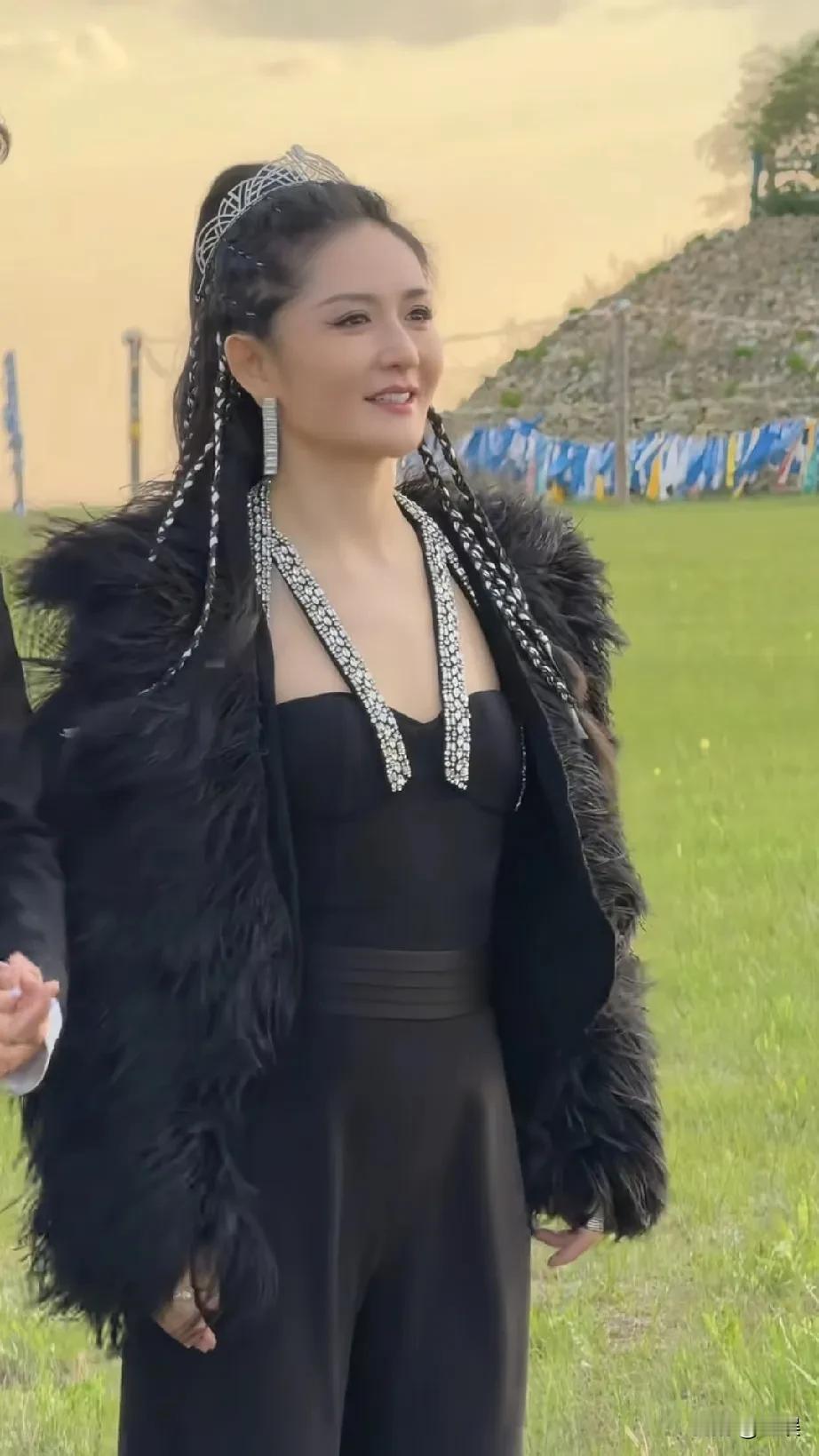 谢娜黑裙搭配羽毛披肩，尽显高贵气质