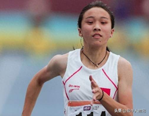 17岁陈妤颉200米摘银，拼到最后弯腰喘气，还是输给了32岁老将