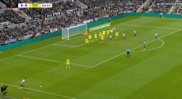 比赛开场第5分钟，纽卡通过前场任意球制造了热刺禁区内的混乱。金斯基扑出佳夫的头球