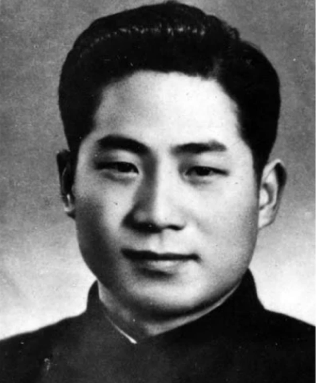 1949年11月，重庆渣滓洞监狱，陈然被铁镣磨得脚踝流血，却依然蘸着难友偷偷递来