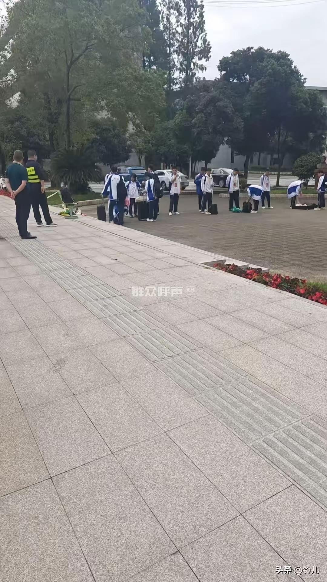 开箱检查是否携带违禁物品为什么一到学生这里就成了侵犯隐私了？
开箱检查是否有违禁