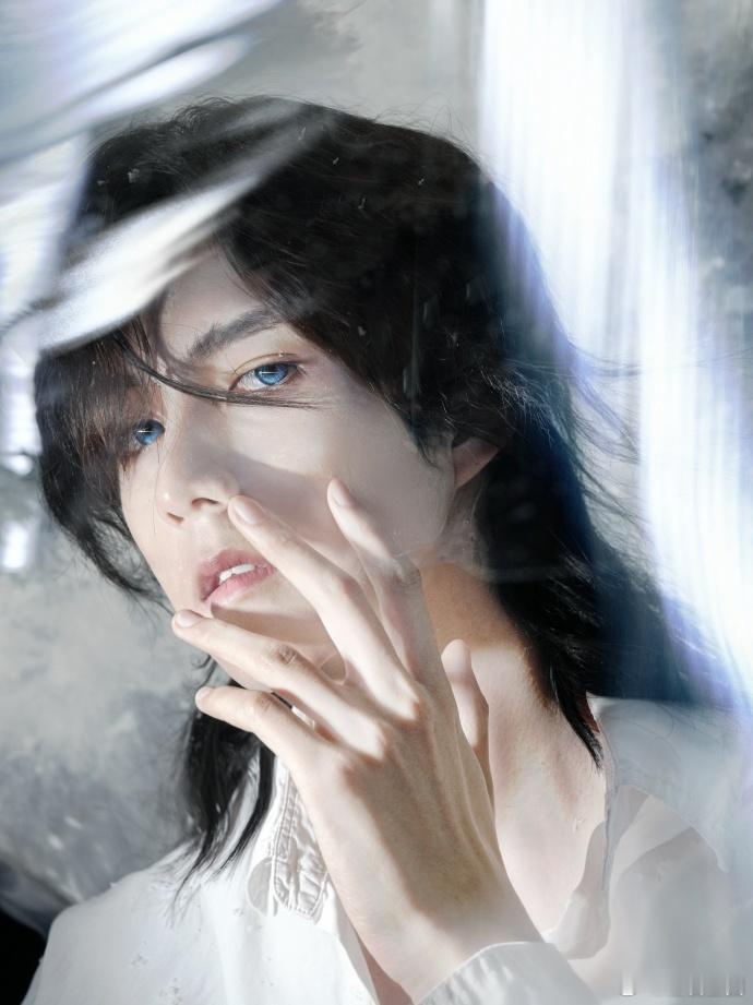 #赵一博蓝眸精灵下凡##赵一博蓝瞳撕漫男#赵一博的蓝眸仿佛精灵下界带来惊喜，蓝瞳