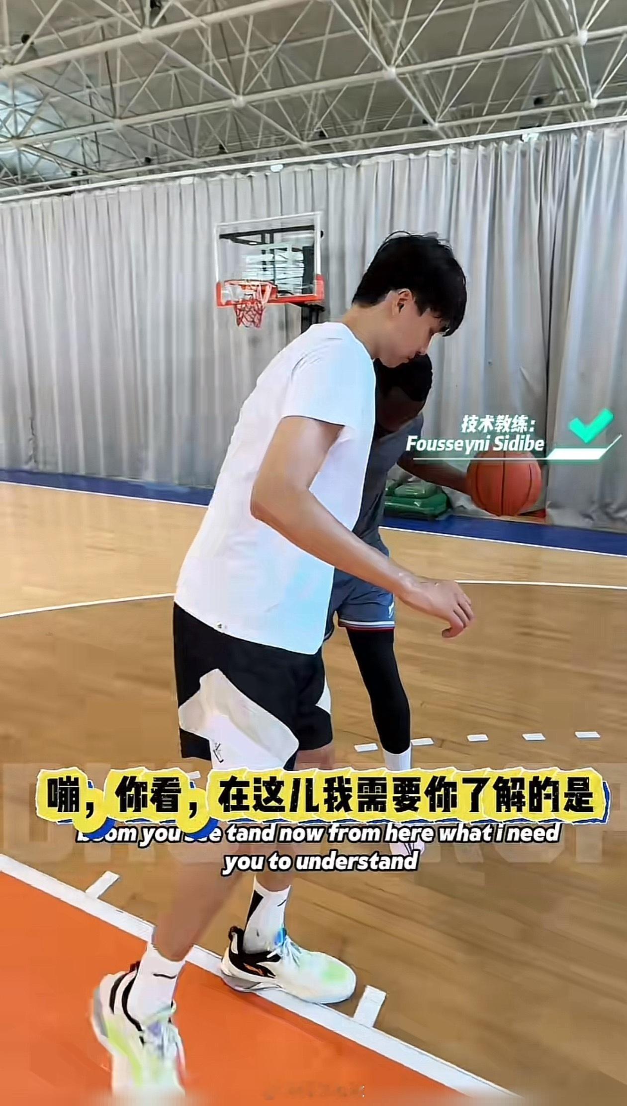 新疆男篮翻译罗杰透露，球队新来的外籍教练福斯，是一位专攻球员个人技术的打磨的教练