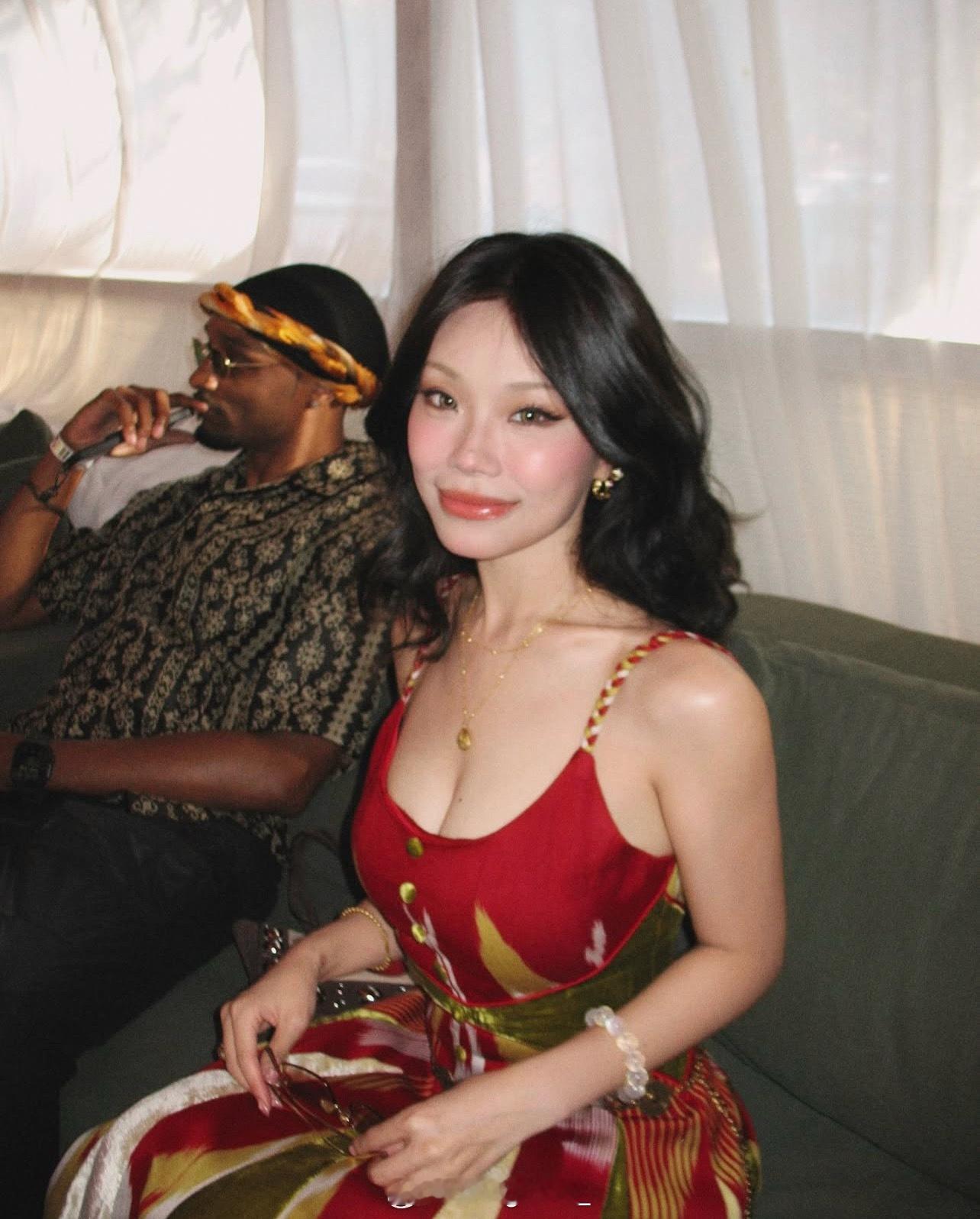 又幸福了[心]万妮达晒出和男友Haririki的各照！万妮达 ​​​