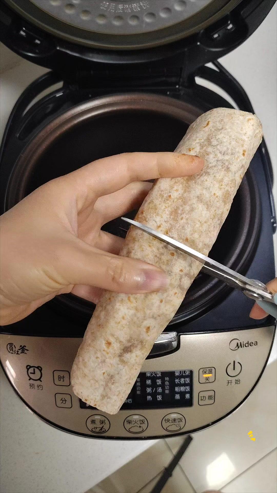 �电饭锅懒人餐！燕麦里脊卷饼绝了！🍳电饭煲就能搞定的燕麦里脊卷饼，好吃低卡还解