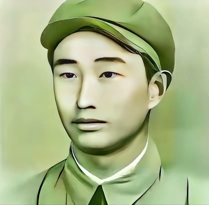 1943年，日军空袭时，18岁战士宋岭春仰面躲在草丛里，看飞行员探头出来，当敌机