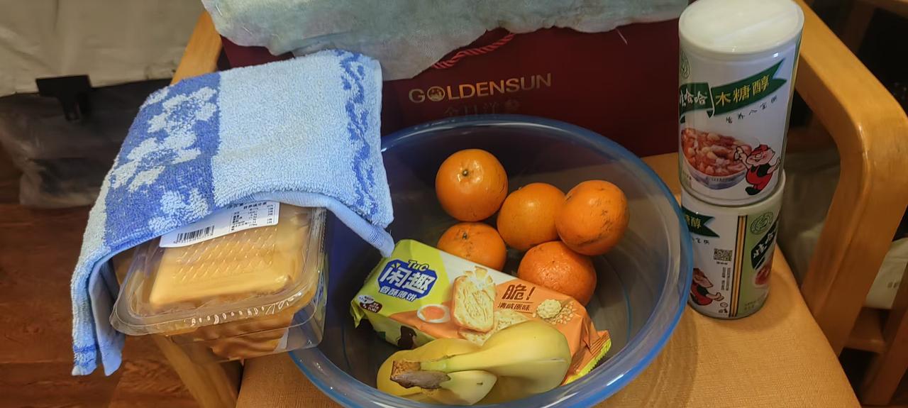 瞧，今天从杭州某校来了男女各两名实习生，竟然赠予养老院每位老人如下众多物品：
一