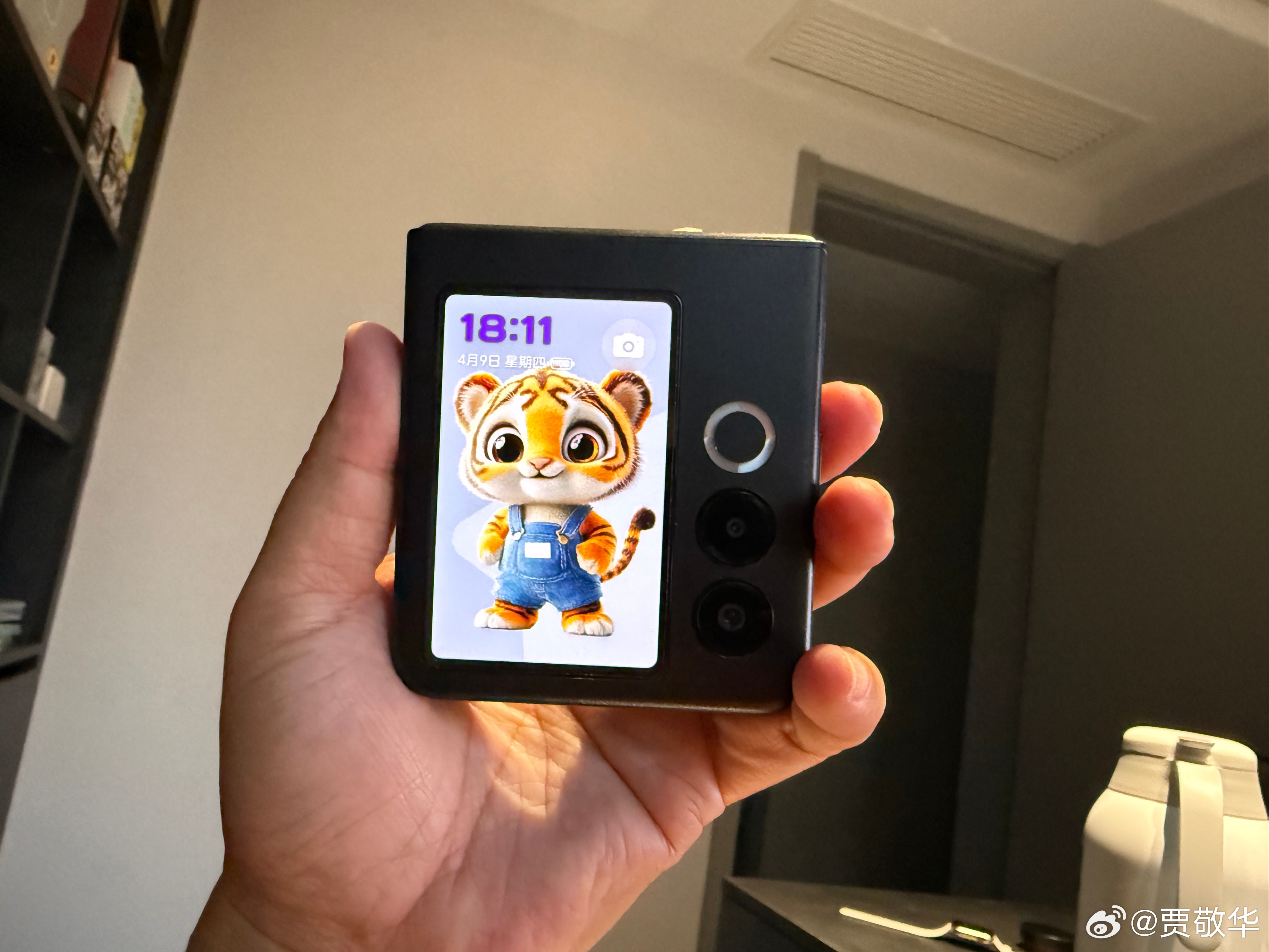 在公司柜子里扒拉出来一台小折叠屏手机，有人知道这是哪一款吗？ 