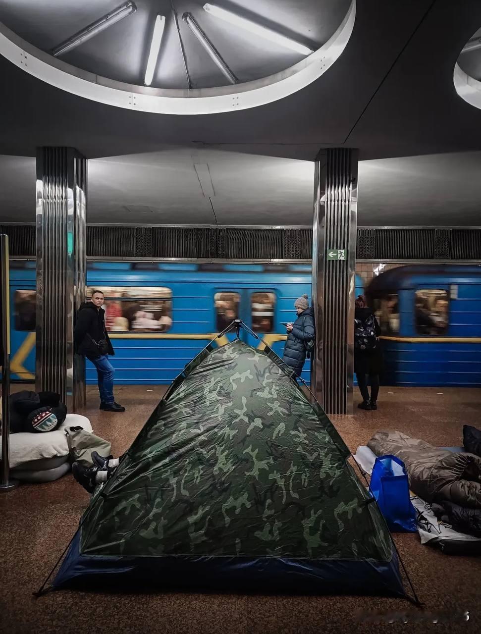🚇💔🇺🇦乌克兰首都地铁爆满：人们带着动物，甚至搭起帐篷，躲避俄罗斯导弹和