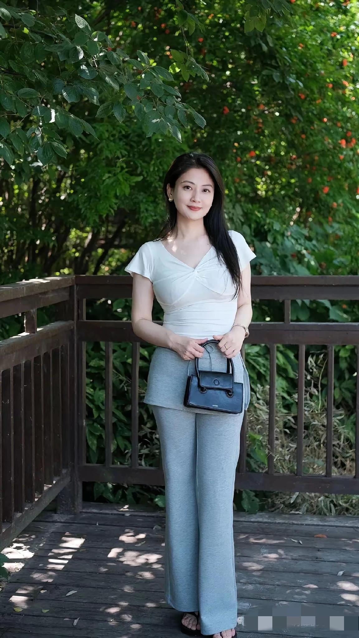 美照还得看模特[笑哭]
这也没有美女拍照的更华丽的摆姿，但确实很美……