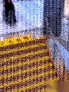 网上那段“推轮椅”的视频，把不少中年男人看沉默了。
画面里，老太太推着轮椅走得飞