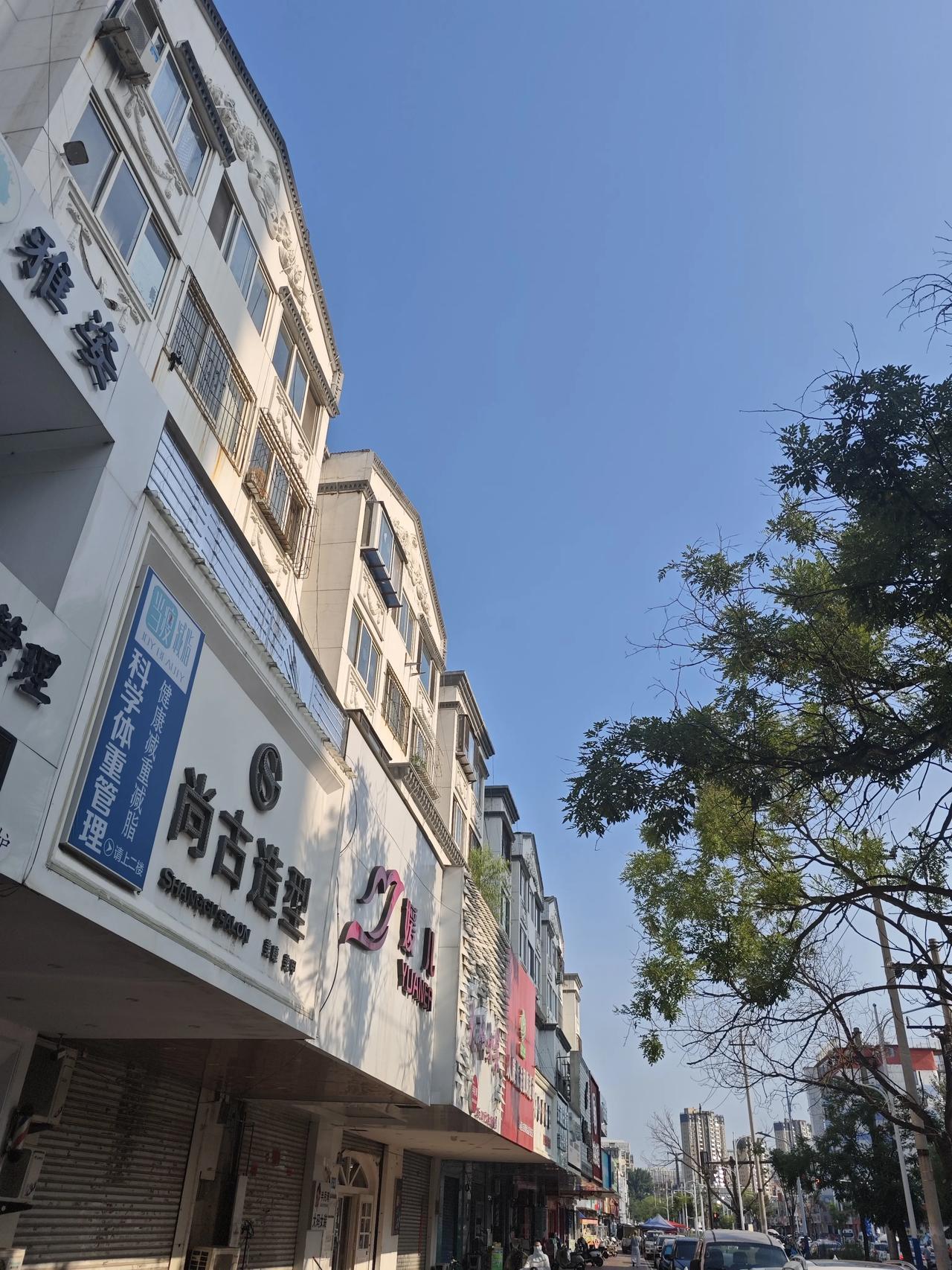 蓝天
秋高气爽，蓝天白云。