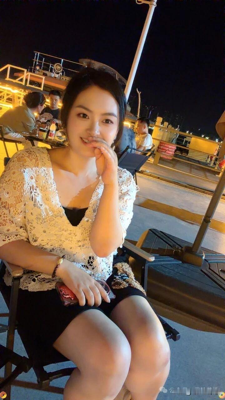 晚上在海边享受美食和美景。