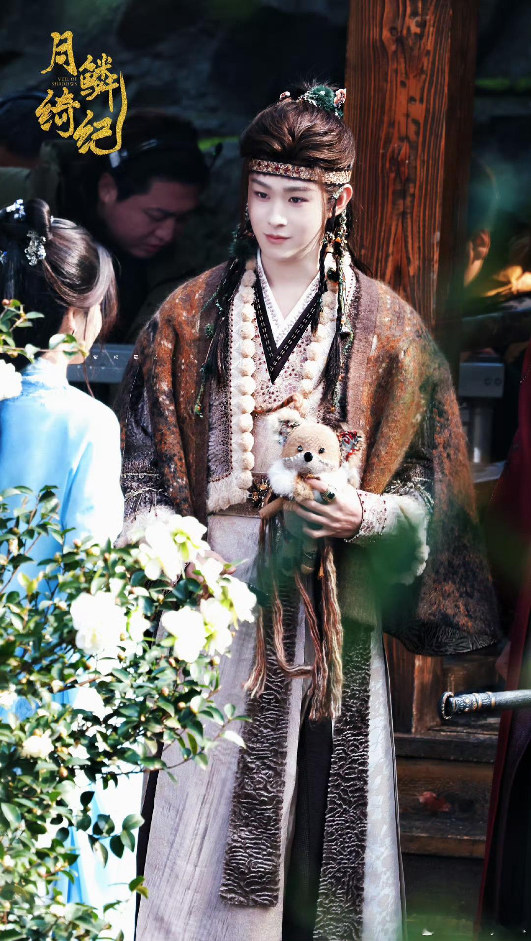 田嘉瑞《月鳞绮纪》新造型曝光，棕色衣服搭配外套，帅气可爱。 
