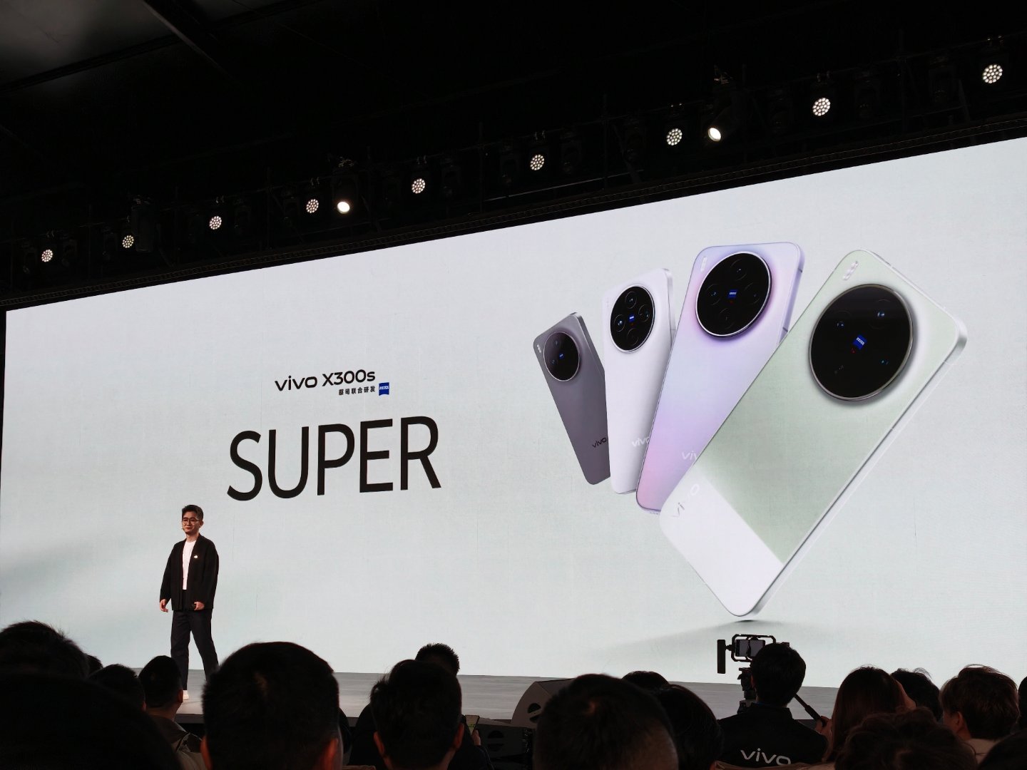 vivo X300s超能小V单 X SUPER 超能小V单！这款的尺寸对女孩来说