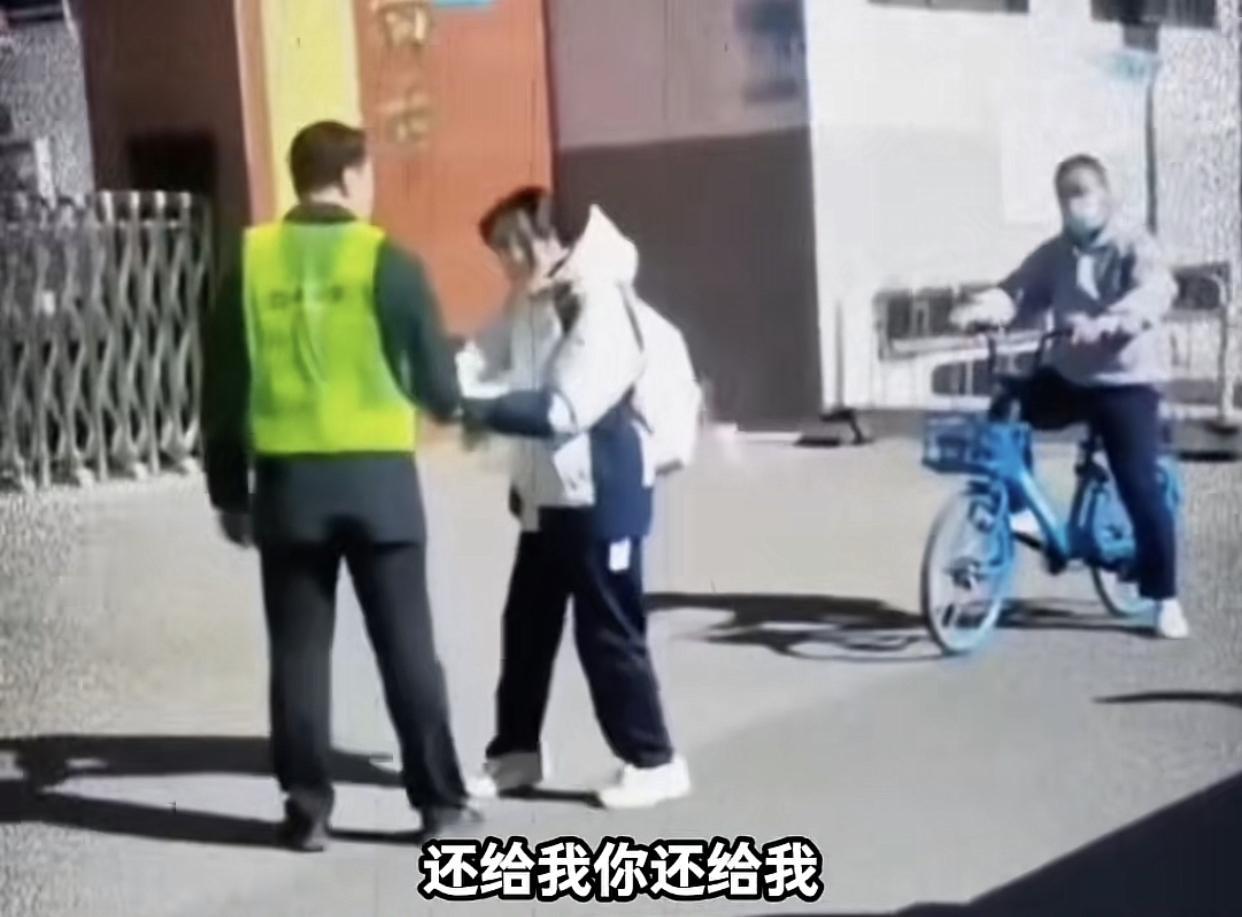 她只是在校门口吃了一个淀粉肠就被校工作人员收走了车钥匙和家钥匙。学校工作人员一辈