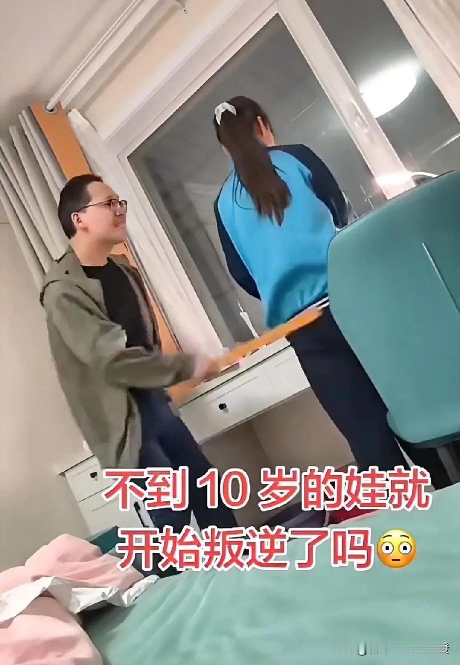 闹太僵不好！女孩可能和父亲因为学习问题起争执，毫不犹豫地把书本撕了。一旁的父亲见