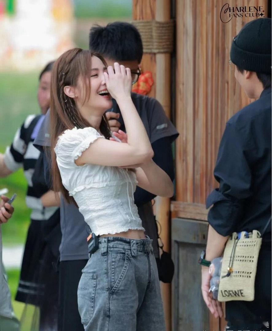 阿S‏a这身材也太‏绝了，完全看不出已经45‏岁。就好奇她穿这靴子真的不热吗？‎