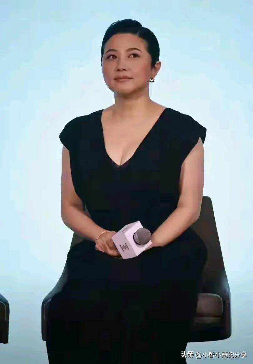 女神53岁了，腰大圆粗的，给人一种虎背熊腰的感觉，但正是这种圆润的身材，才展示出