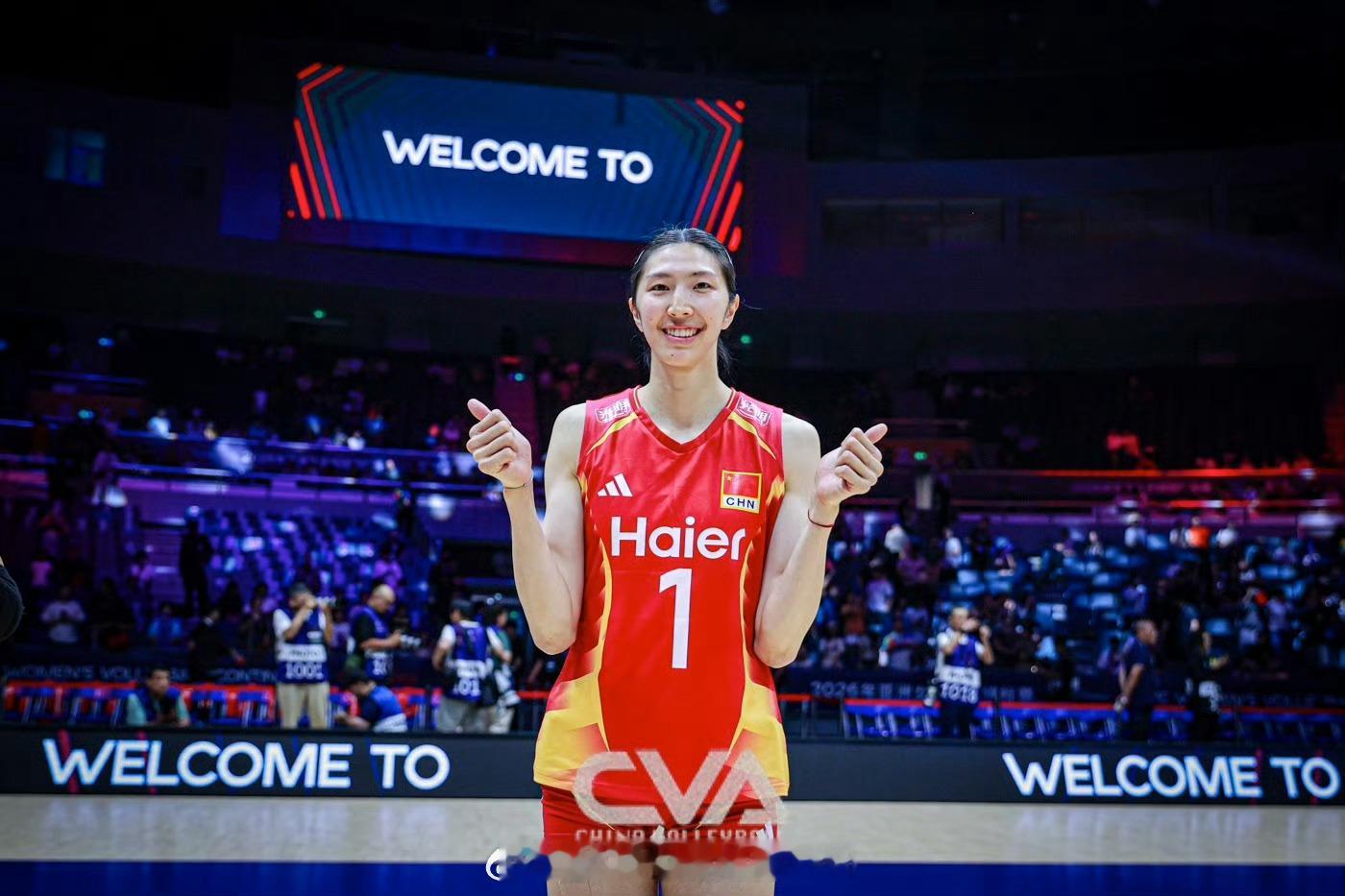 2026年女排亚锦赛 首战留影。话说小董，你出镜率有点高啊中国女排