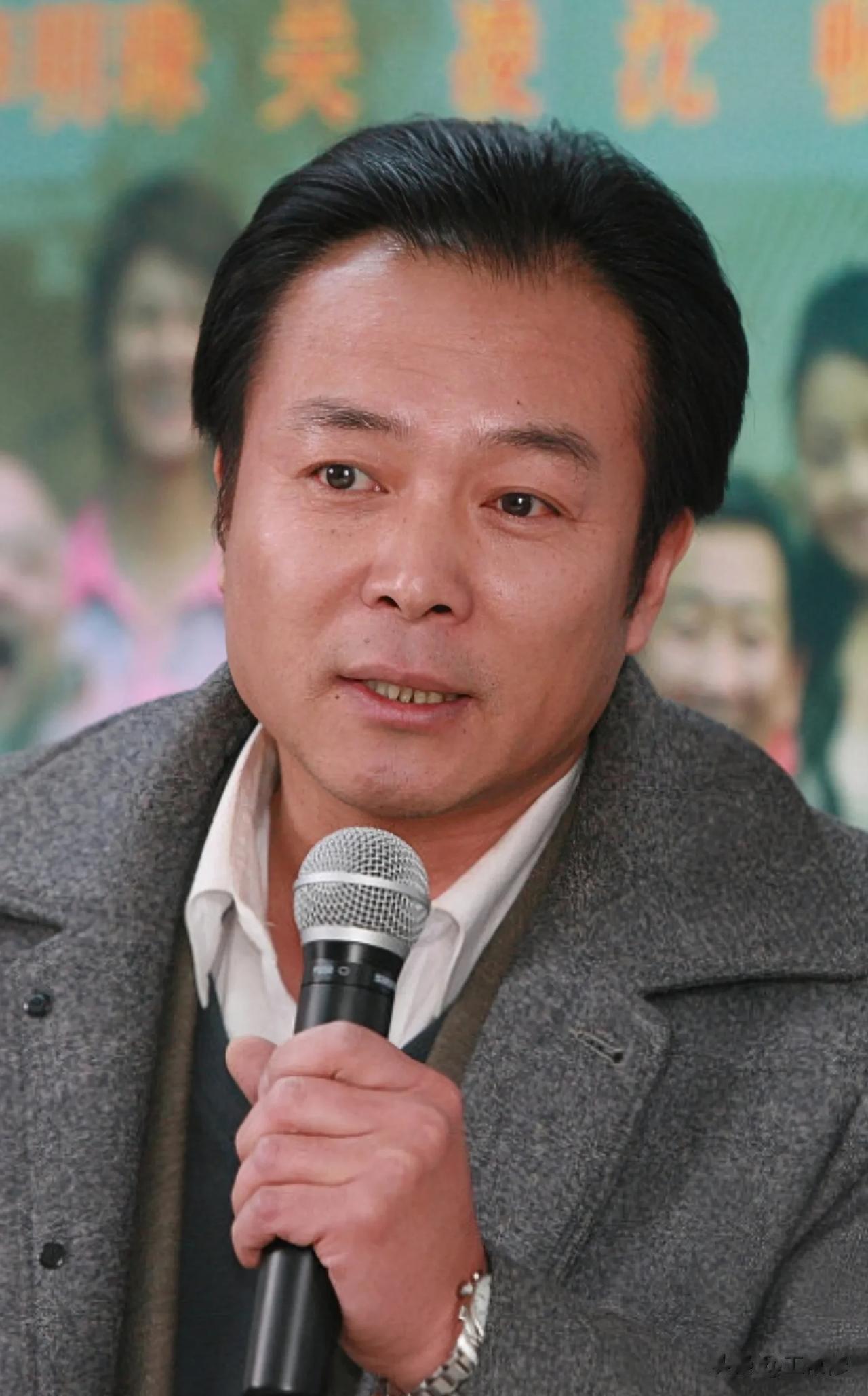 一次，谢园骑着自行车逛公园，存车的地方，一位收费的老人走上前说:“2毛钱，谢谢”