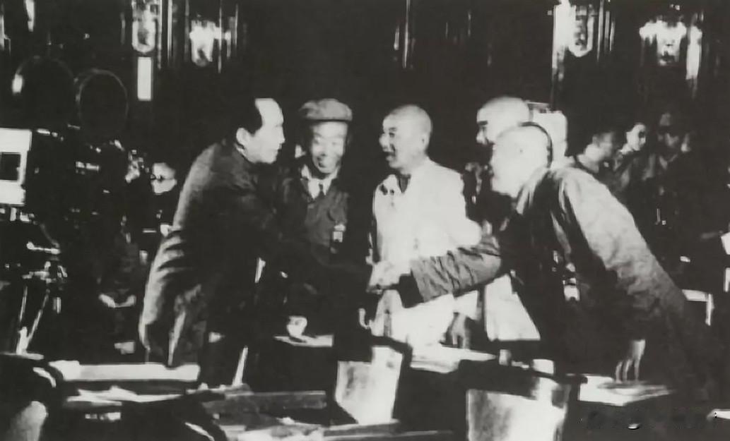 🤝互帮互助，携手共生！🙏敬爱的毛主席，致敬您团结哲思，铭记不朽共生箴言！互助