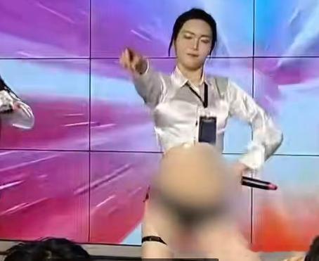 现在很多韩国女团的舞台，早已偏离正常歌舞表演的范畴，为了博取热度不断放大尺度，穿