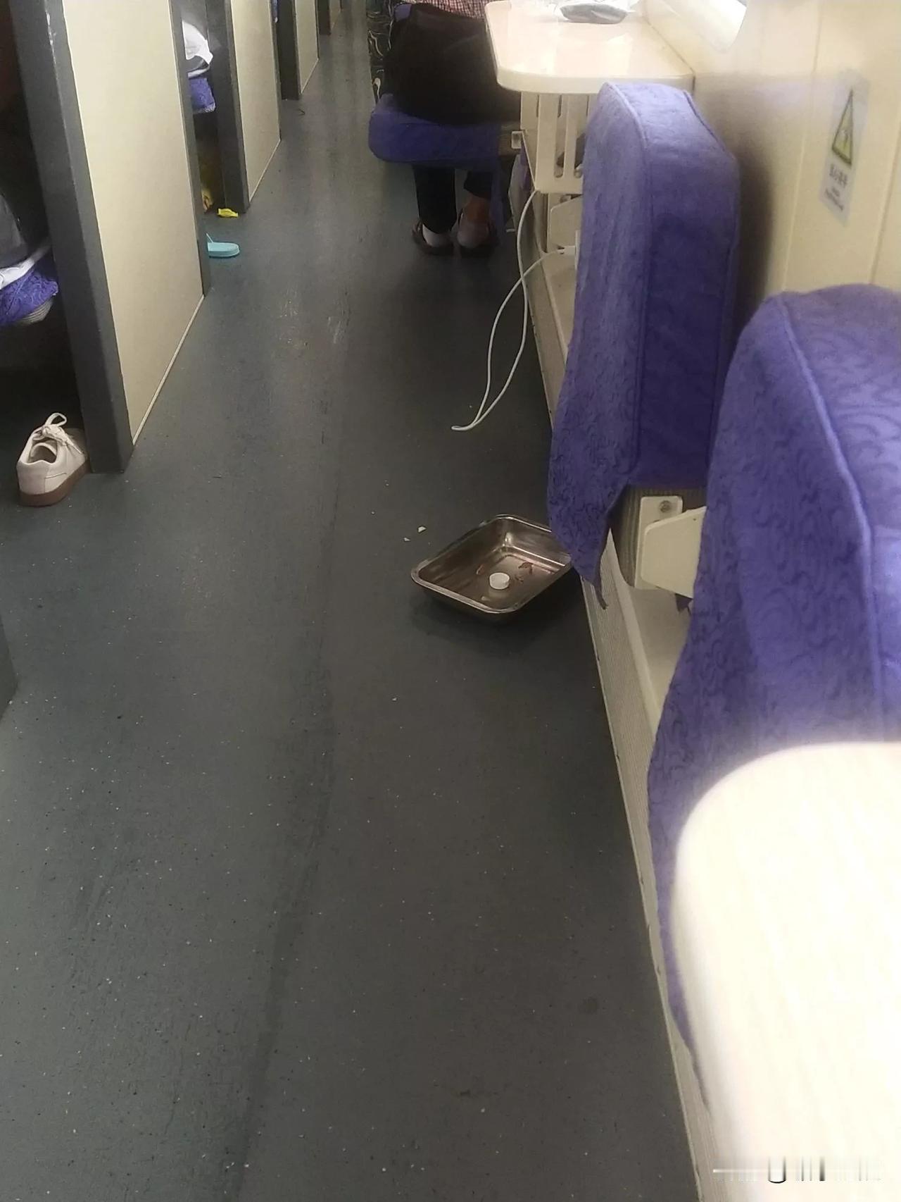 今天火车些碰到两个十几岁的半大男孩子真没什么教养，给家长惯坏了。两个半大孩子除了