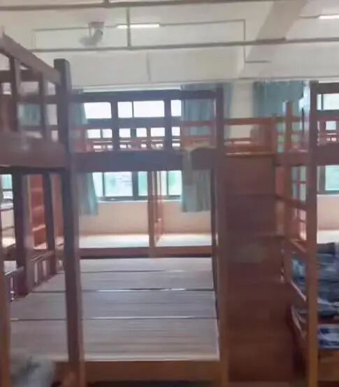 一学校被曝一间宿舍住百人家长的担忧绝非杞人忧天，主要集中在以下几点：消防安全隐患