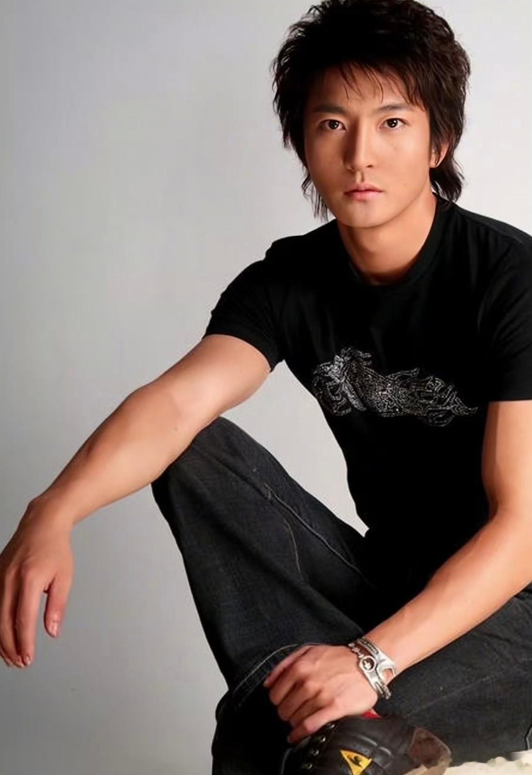 突然get到了郭京飞 之前对郭京飞没啥特别感觉，最近刷到他年轻时候的模样，直接被