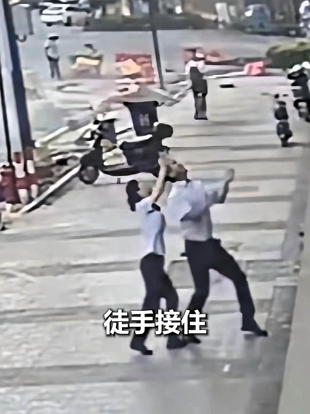 沈东又救了一条命，四年前徒手接坠楼女童，如今跳海救10岁女孩！妻子面对镜头哭着说