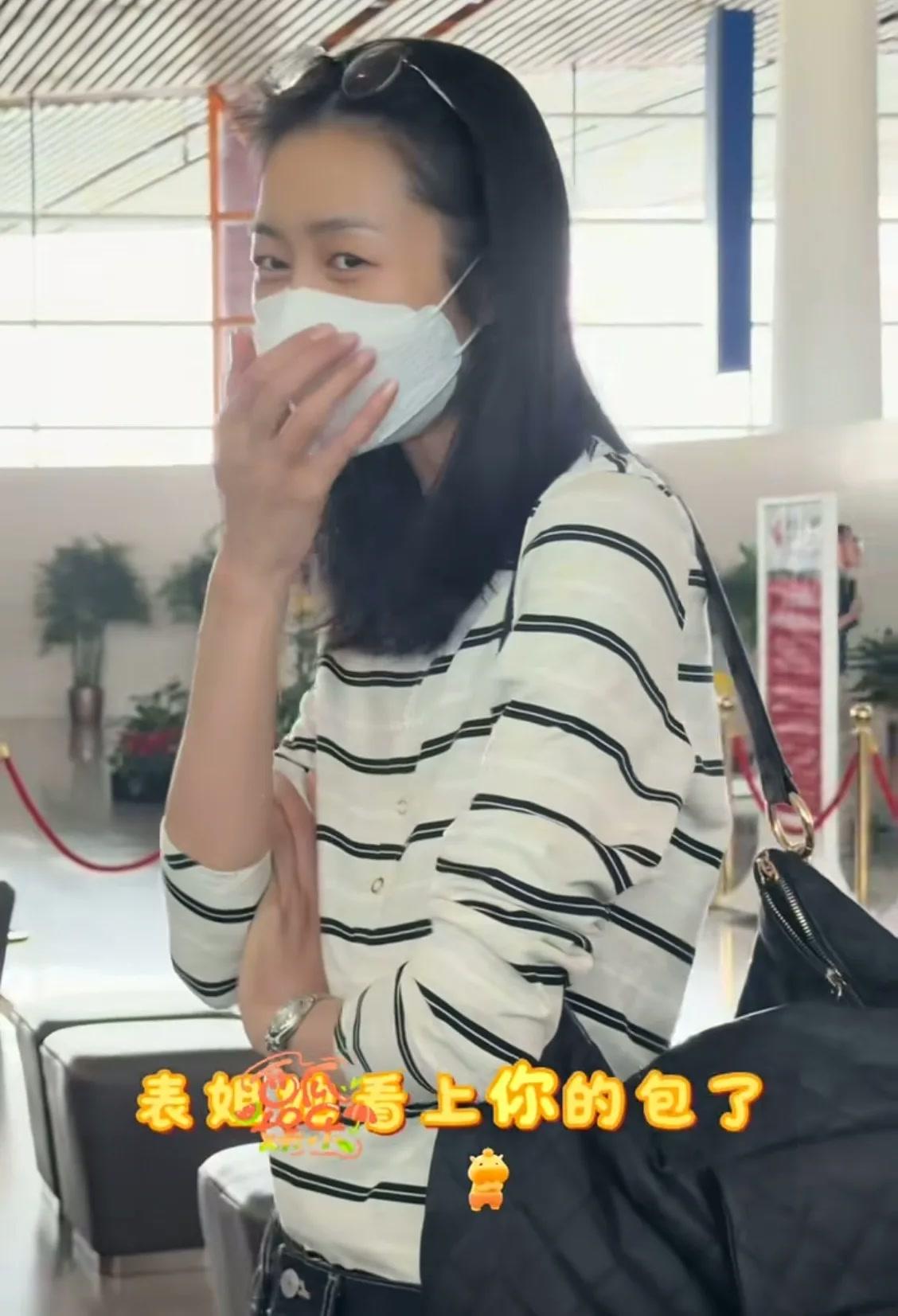 有件事情。
我越看越佩服。
粉丝当面要刘雯把包送给自己，她既没翻脸，也没答应，一