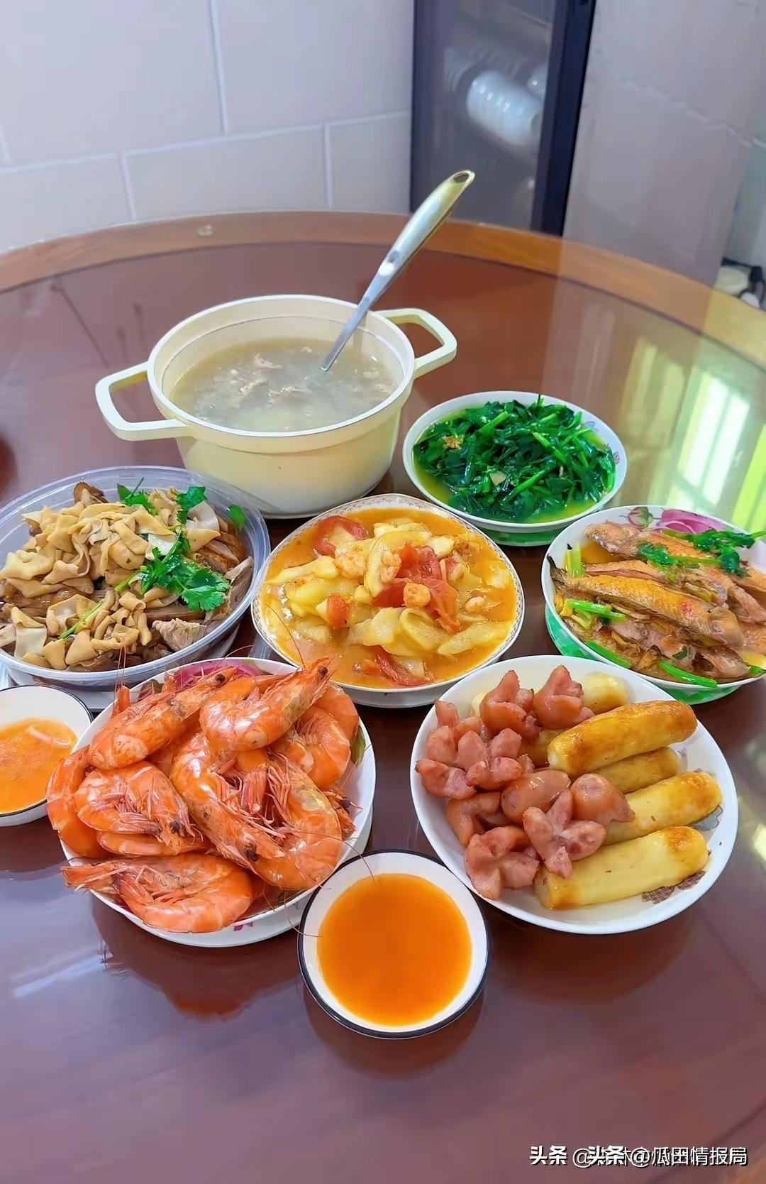 今天到女儿家第一天，晚上女儿给我准备了一桌丰盛的饭菜，我们还没等吃饭呢，女婿就回