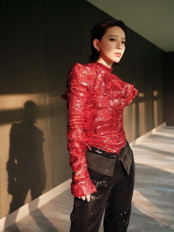 李斯丹妮一步一步到一首一首 从舞者到唱作人这条路多难走啊，但她就是走下来了。看她