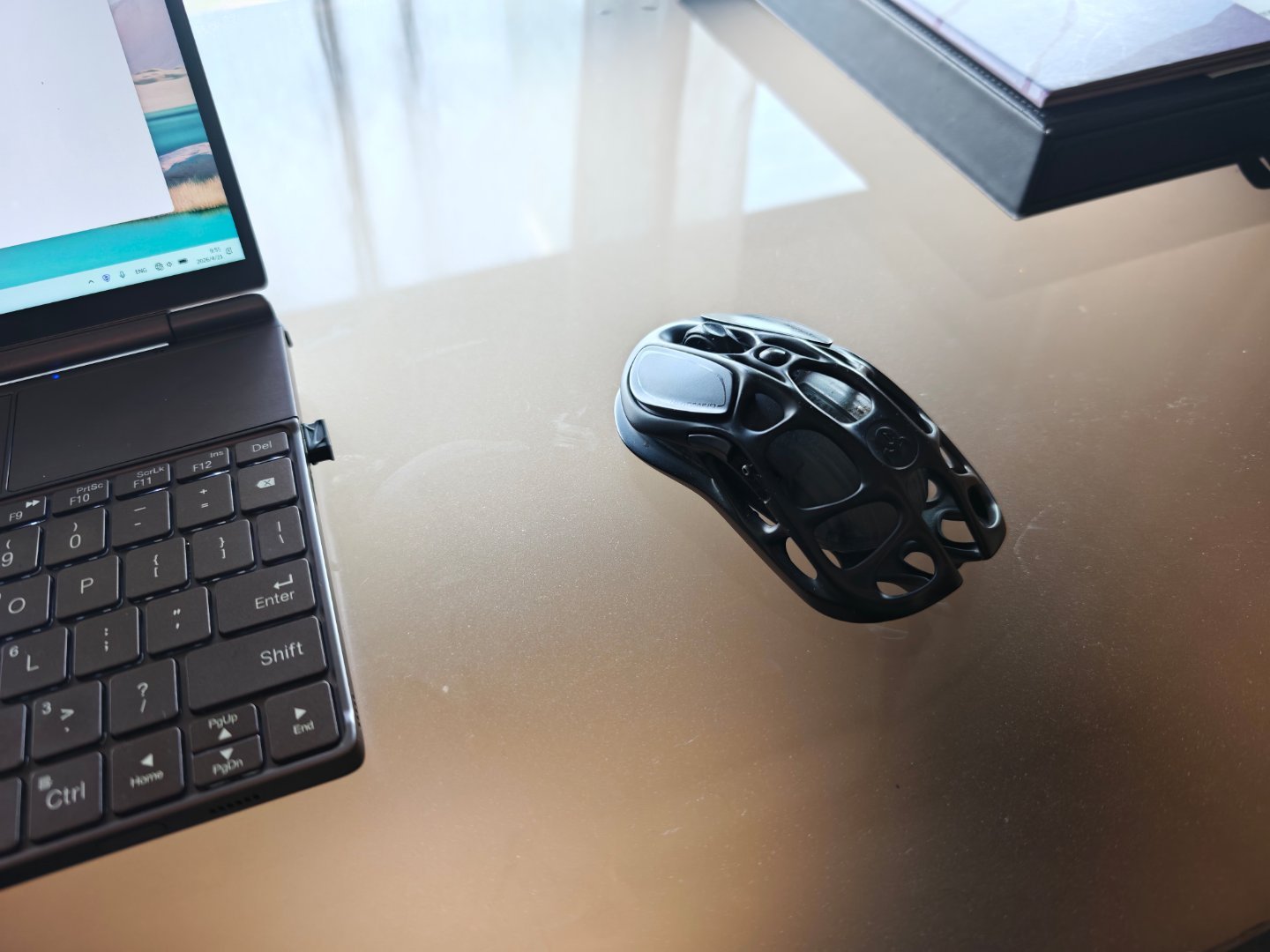 以后出门还得自带鼠标垫，有些地方这个桌面平台是玻璃的，或者凹凸不平的，或者其他什