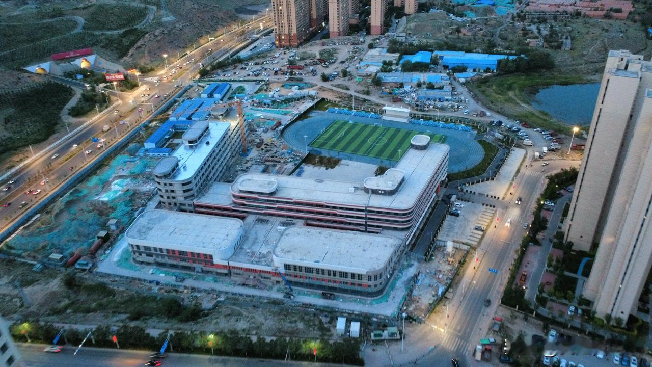 西泉街九年一贯制学校（乌鲁木齐市第五十七中学）初中部和综合楼即将亮相啦，秋季整体