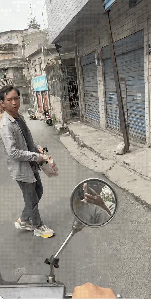 这是他的家门口，出去200米，他皆有可能都不会这样，也不会挨这一下揍。
本来就愣