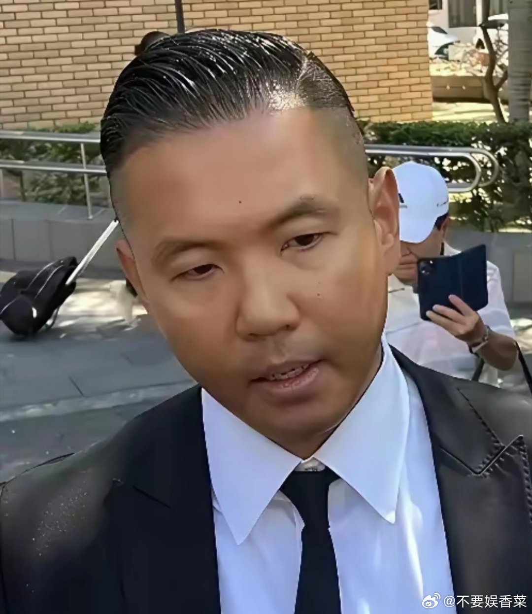 这就是命啊！范玮琪在采访中透露，陈建州原本是计划在9月15日这天带双胞胎儿子飞日