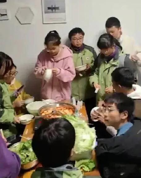 近日，贵州遵义，一学校“90后”班主任组织全班52位同学和老师在教室集体煮火锅。