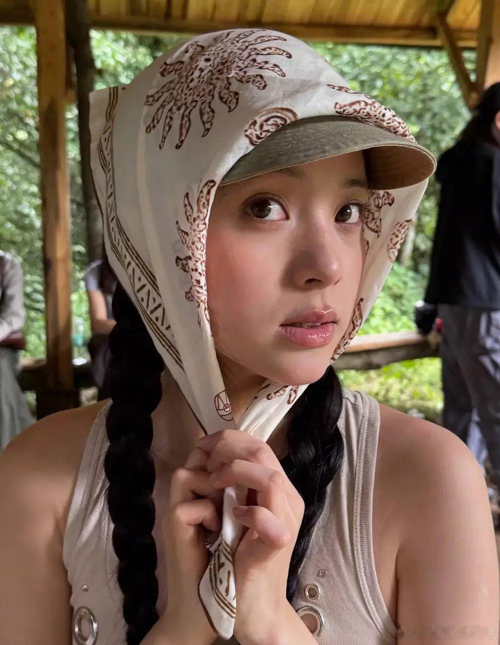 分享娱乐[超话]分享娱乐 欧阳娜娜去雨林徒步元气满满！穿吊带上衣秒变运动系少女 