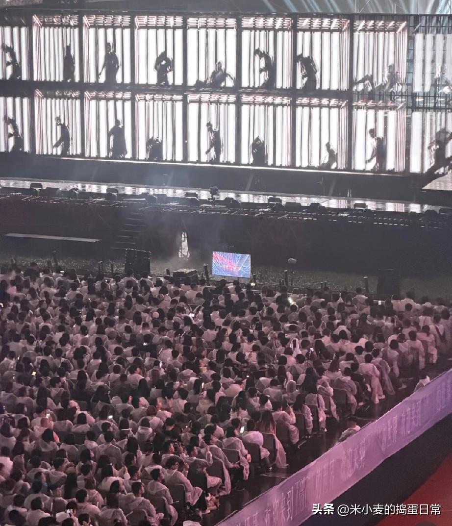 花大价钱买的内场票，最后只能看个小电视
 
真的要心疼死内场的姐妹了！本以为花高