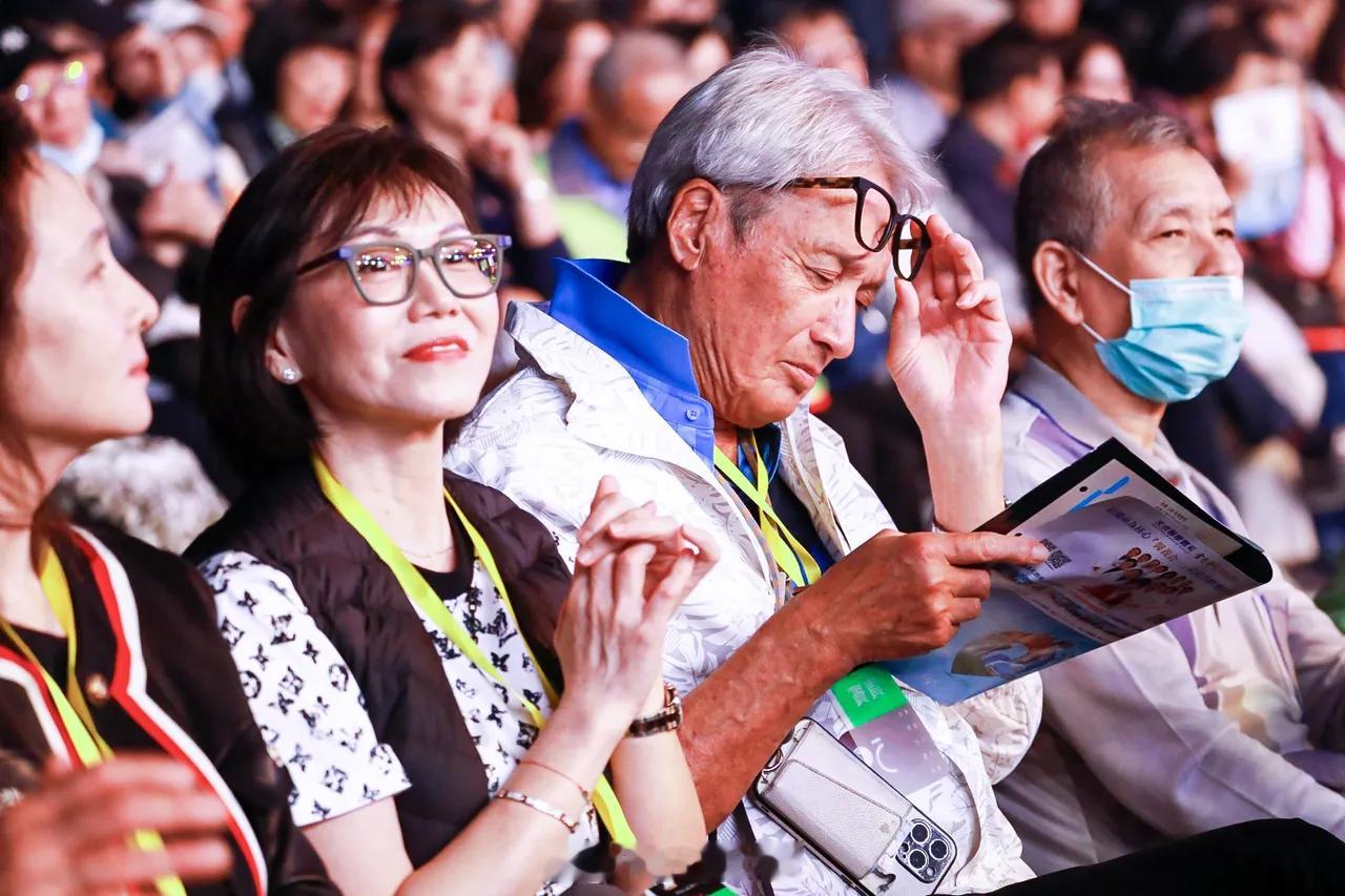 林青霞旧爱秦祥林带着老婆罕见现身台北大巨蛋，77岁满头白发依旧帅！1974年，林