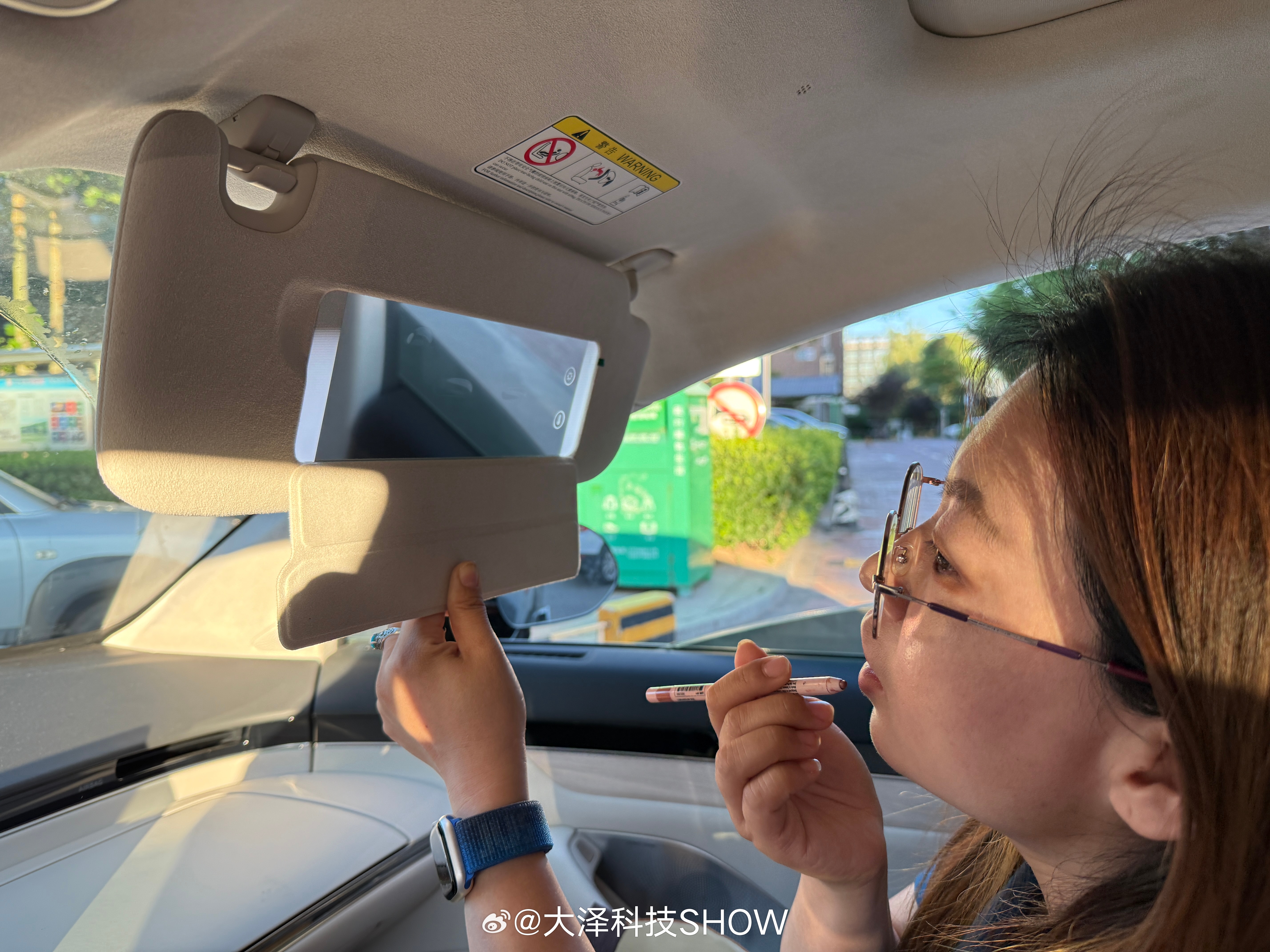 眼睛度数降了100度媳妇儿在副驾化妆，特别想踩个急刹[阴险] ​​​