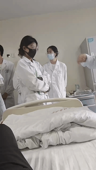 一男子生病住院。
刚住进病房没多久，就来了很多实习的医生护士过来查房？
真是让感